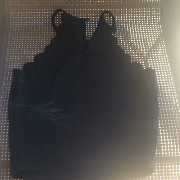 A black crop top - Picture 2 of 2